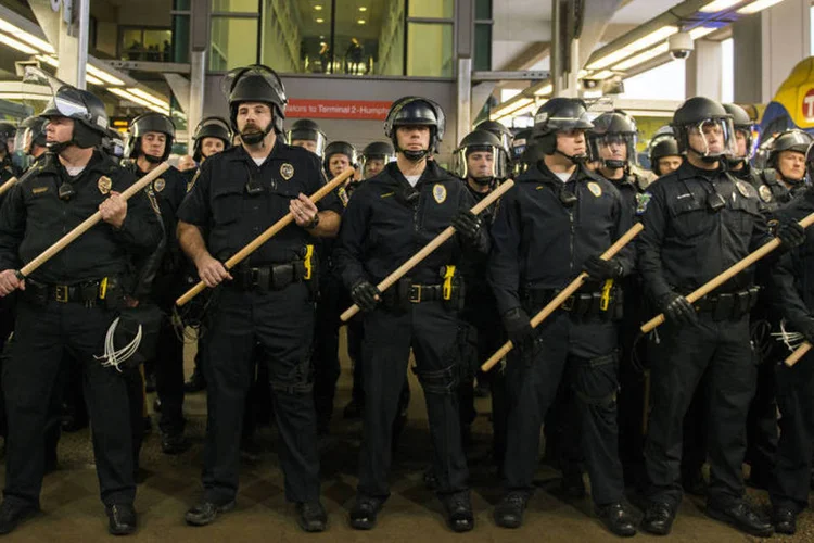 
	Protestos: a manifesta&ccedil;&atilde;o, apenas dois dias antes do Natal, ocorreu durante um novo surto de protestos contra a agressividade da pol&iacute;cia
 (Stephen Maturen / Getty Images)