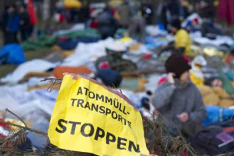 Manifestantes contra energia nuclear em uma estrada perto de Gorleben, no norte da Alemanha (Johannes Eisele/AFP)