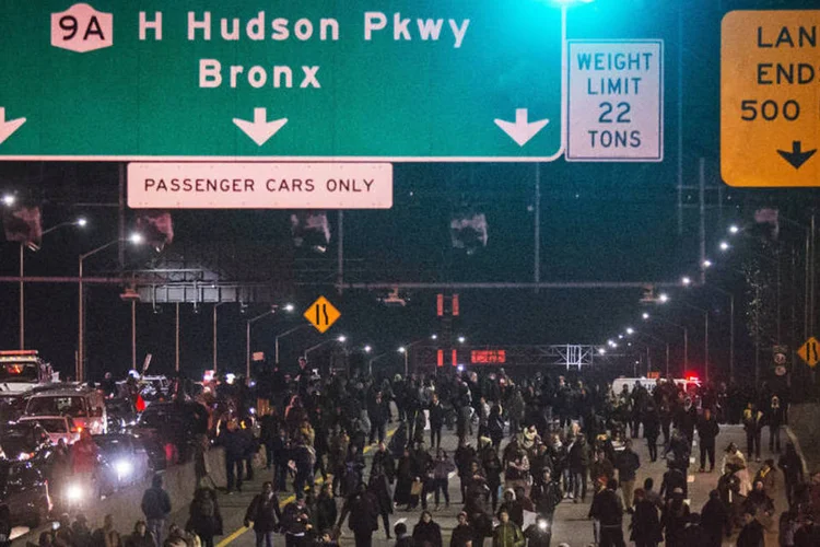 Ruas de Nova York: protestos em grande maioria pacíficos surgiram espontaneamente na quarta-feira à noite por toda ilha de Manhattan (Adrees Latif/Reuters)