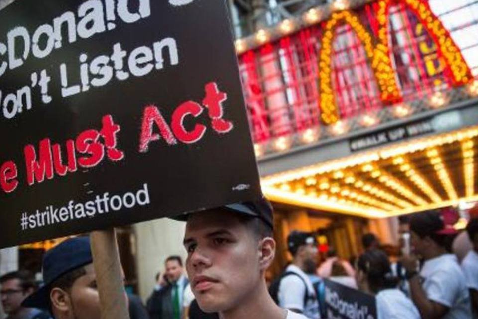 Polícia de NY prende funcionários de fast food em protesto