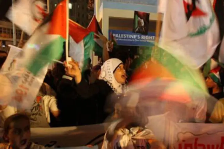 Homens, mulheres e crianças agitam bandeiras palestinas e pedem que a comunidade internacional reconheça o "direito dos palestinos à dignidade e à sua terra" (Abbas Momani/AFP)