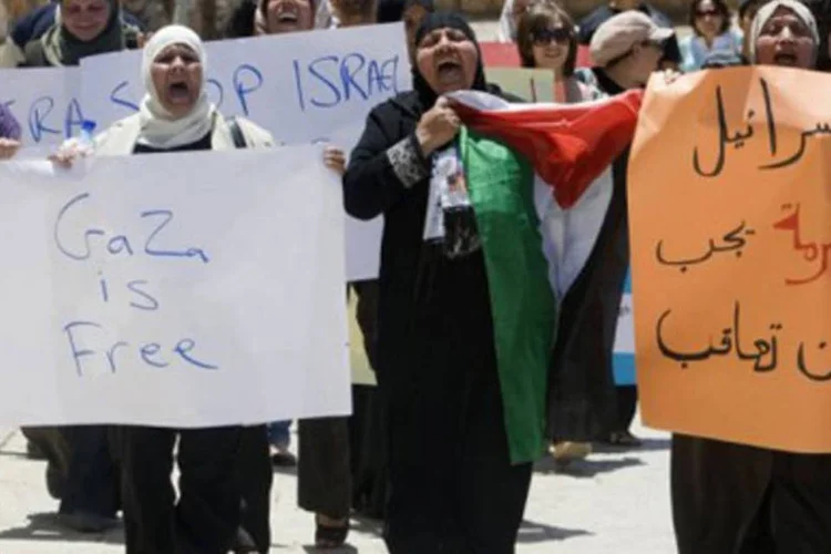 Palestinos protestam em Jerusalém contra o ataque israelense (Ahmad Gharabli/AFP)