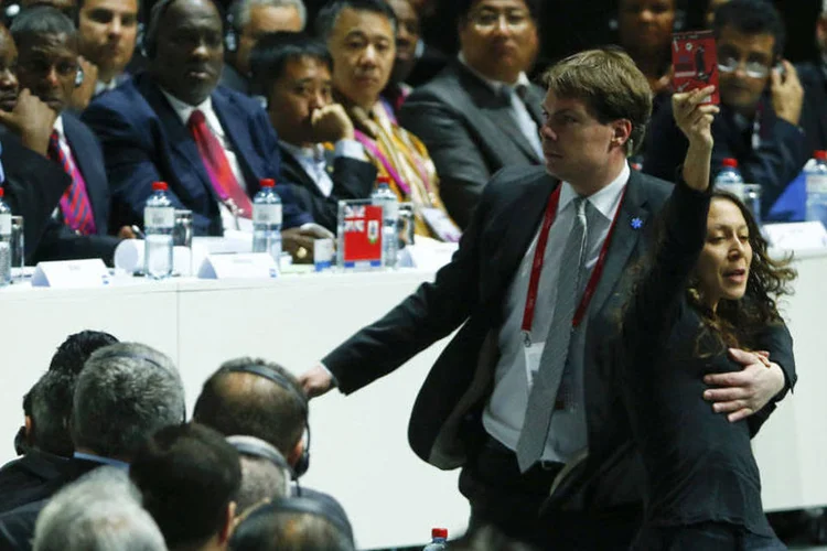 
	Seguran&ccedil;a barra manifestante palestina em Congresso da Fifa: para que Israel seja expulso &eacute; necess&aacute;ria uma vota&ccedil;&atilde;o de uma maioria de dois ter&ccedil;os
 (REUTERS/Ruben Sprich)