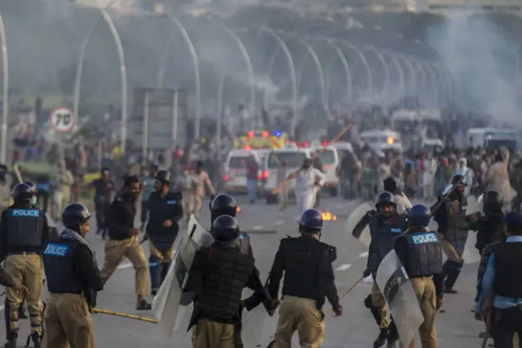 Protesto em Islamabad: cinco policiais e três manifestantes foram levados para o hospital (Zohra Bensemra/Reuters)