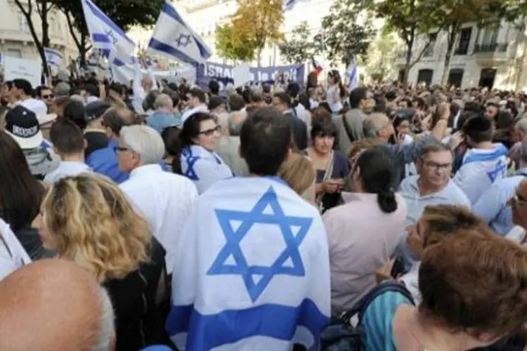 Milhares de pessoas se reuniram hoje em Paris para apoiar Israel em sua ofensiva na Faixa de Gaza (Dominique Faget/AFP)
