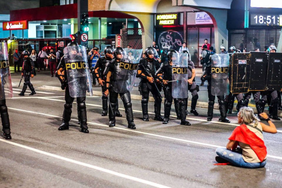 Polícia dispersa ato contra impeachment em São Paulo