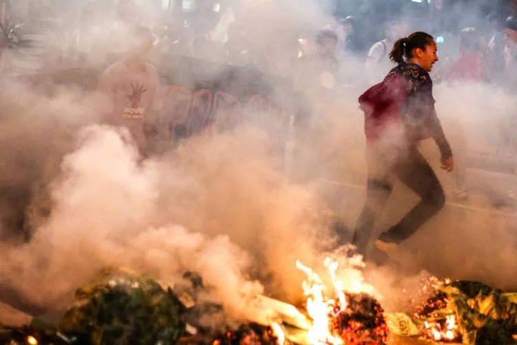 
	Protesto: policiais lan&ccedil;aram mais de 10 bombas de g&aacute;s lacrimog&ecirc;neo em um intervalo de dois minutos contra os manifestantes que marchavam contra o impeachment
 (Paulo Pinto/ AGPT)