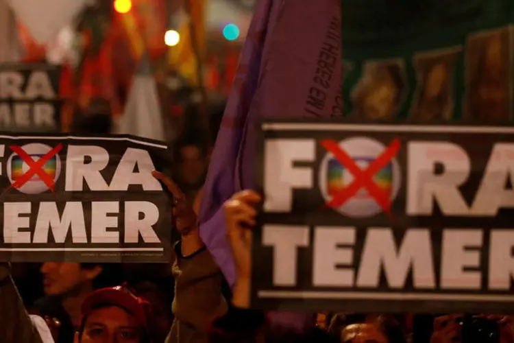 
	Manifestantes contra Temer: grupo usa tambores e um megafone para chamar a aten&ccedil;&atilde;o dos motoristas
 (Paulo Whitaker / Reuters)