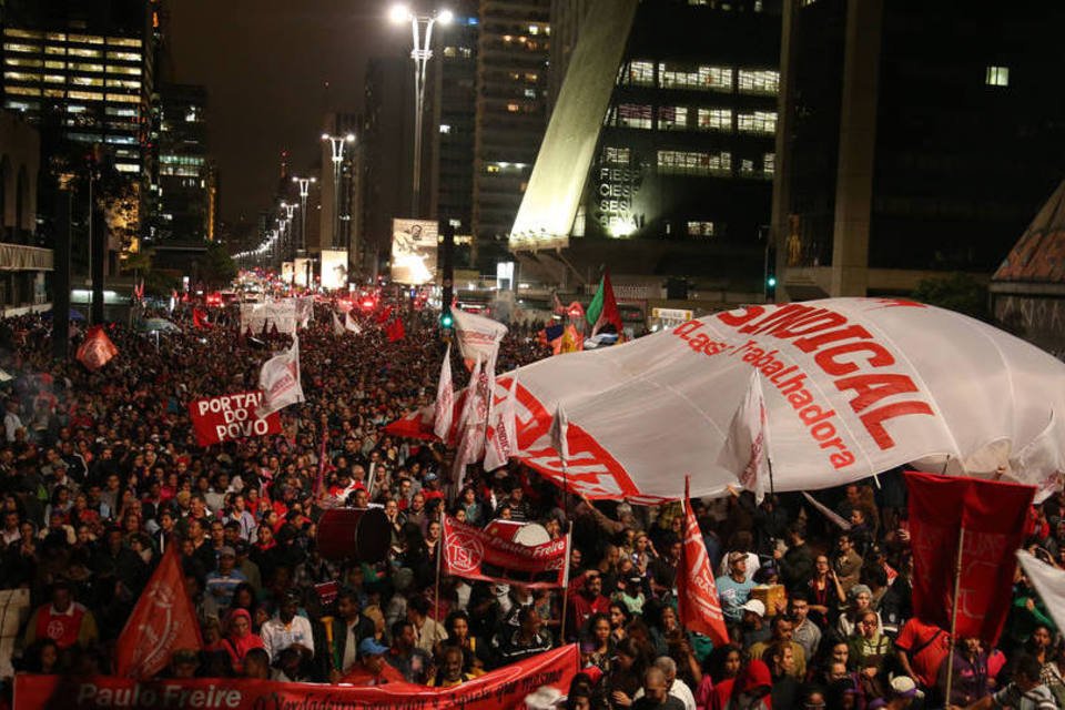 30 mil protestam em SP contra governo interino de Temer