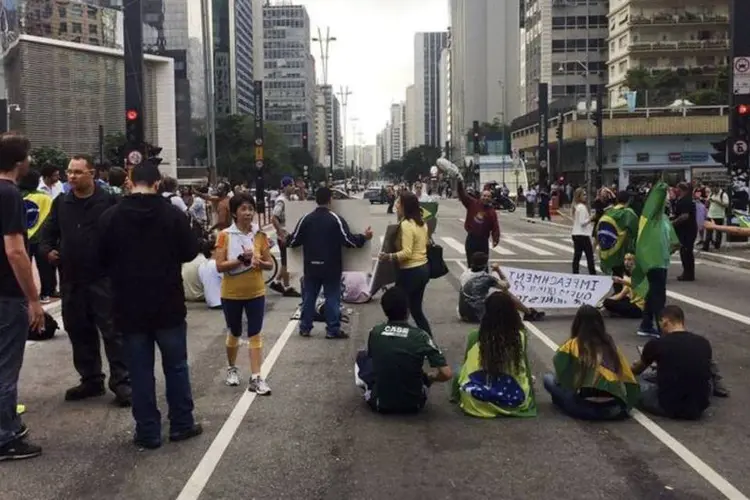 
	Protesto na Avenida Paulista na quinta-feira (17): manifestantes contr&aacute;rios ao governo est&atilde;o acampados em frente ao pr&eacute;dio da Fiesp
 (Elaine Patricia Cruz/Agência Brasil)