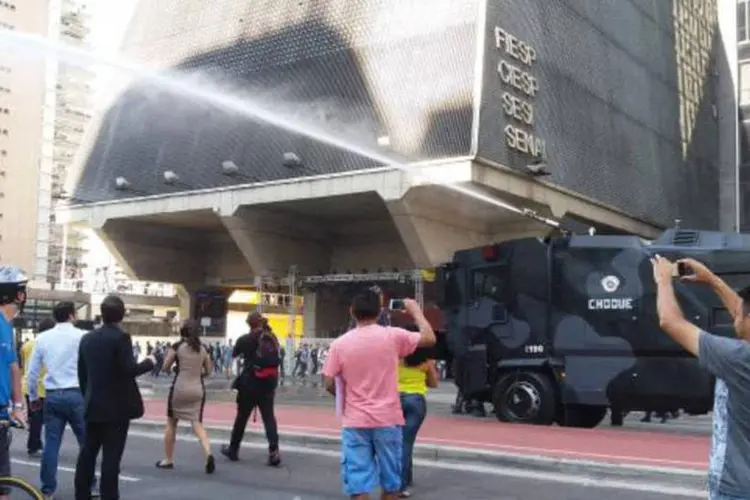 
	Protesto: ontem, a PM tentou negociar por diversas vezes com o grupo para que ao menos as faixas exclusivas de &ocirc;nibus fossem liberadas
 (Daniel Mello/Agência Brasil)