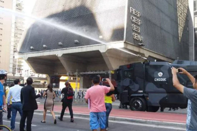 
	Protesto: ontem, a PM tentou negociar por diversas vezes com o grupo para que ao menos as faixas exclusivas de &ocirc;nibus fossem liberadas
 (Daniel Mello/Agência Brasil)