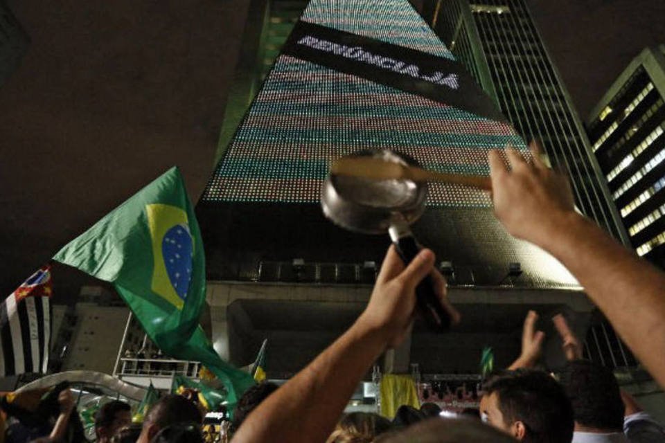 Manifestantes seguem na Paulista em protesto contra governo