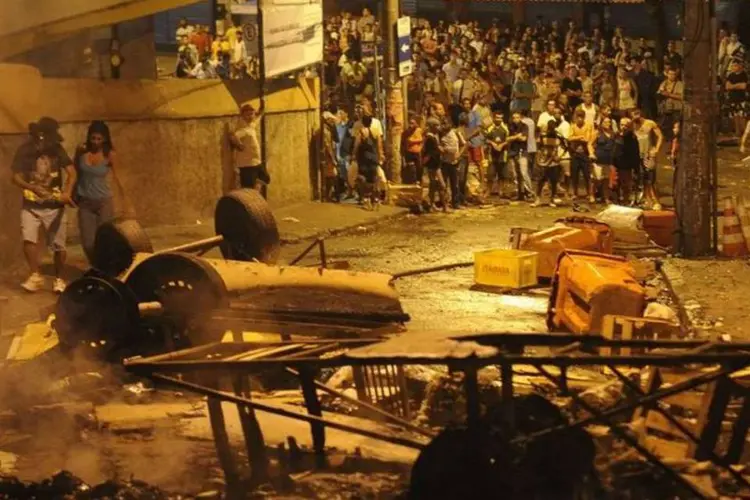 Confronto durante protesto no morro Pavão-Pavãozinho: de acordo com moradores, o garoto foi colocado em uma viatura e, depois, retirado do local (Fernando Frazão/Agência Brasil)