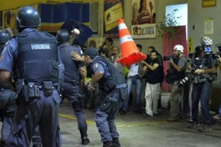 Protesto perto do Maracanã na final da Copa das Confederações (AFP)