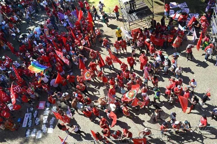 
	 Tropa na rua: inconformados com o resultado adverso, partid&aacute;rios do governo amea&ccedil;am com desordem e sabotagem
 (Maurício Grego / EXAME.com)