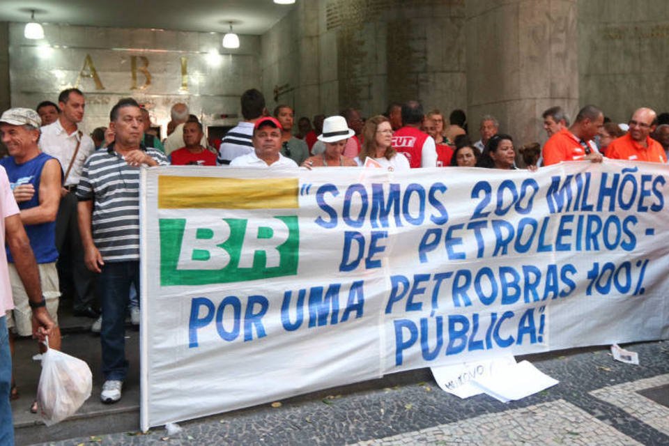 Clima é tenso em ato em defesa da Petrobras no Rio