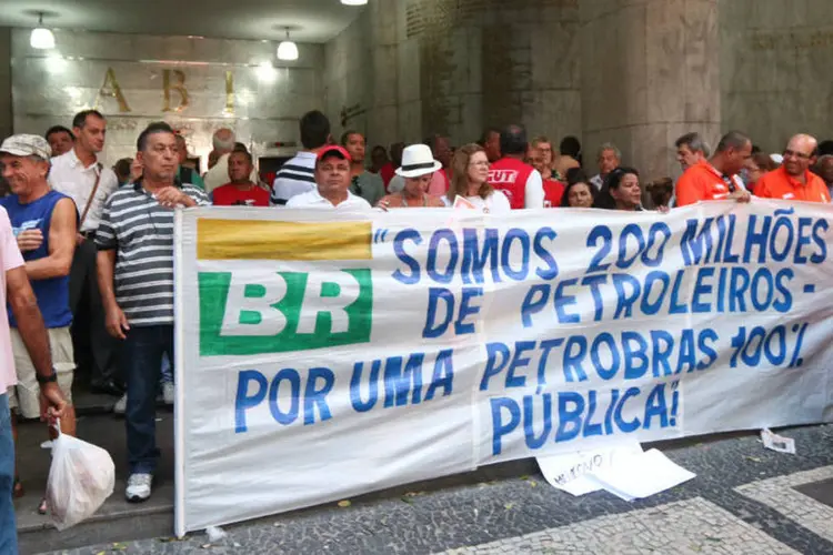 
	Ato pela Petrobras: cartazes s&atilde;o assinados pela Federa&ccedil;&atilde;o &Uacute;nica dos Petroleiros e pela CUT
 (Roberto Parizotti/CUT)