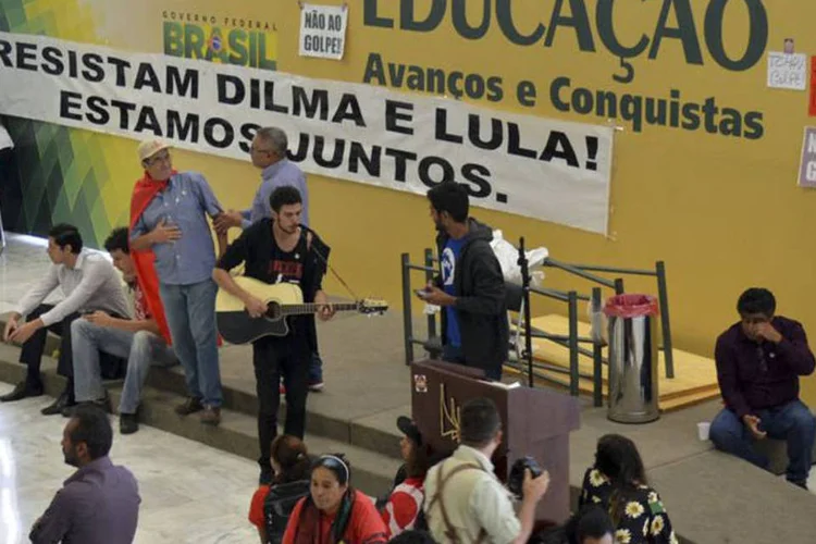 
	Planalto: a ocupa&ccedil;&atilde;o come&ccedil;ou ap&oacute;s o fim da cerim&ocirc;nia de an&uacute;ncio de cria&ccedil;&atilde;o de cinco universidades federais
 (Antonio Cruz/Agência Brasil)