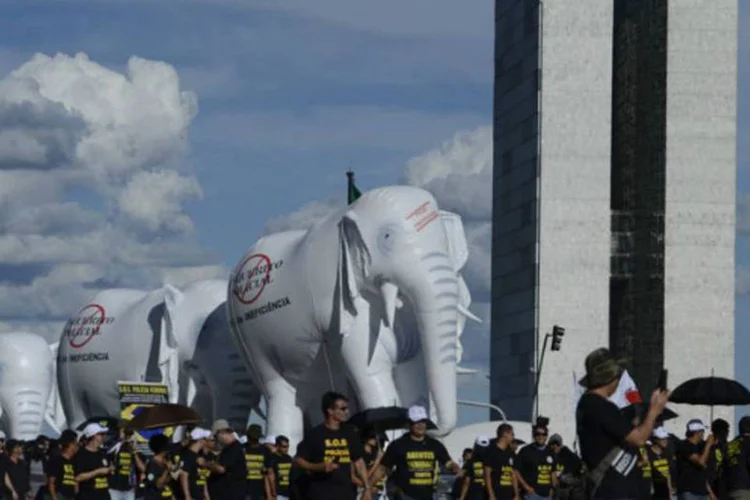 Policiais federais protestam na Esplanada dos Ministérios: manifesto conta com seis elefantes brancos infláveis que simbolizam a burocracia e a politicagem na Segurança Pública (Fabio Rodrigues Pozzebom/Agência Brasil)