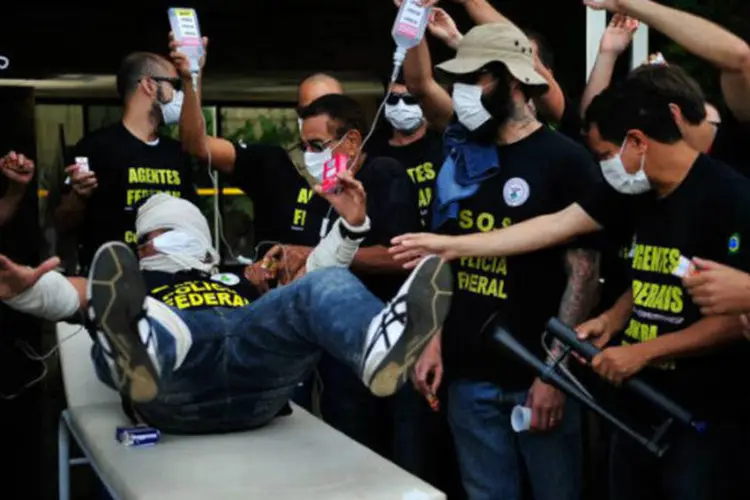 
	Protesto de policiais: de acordo com o presidente da Fenapef, a paralisa&ccedil;&atilde;o n&atilde;o atinge servi&ccedil;os como emiss&atilde;o de passaporte, plant&atilde;o nas delegacias e fiscaliza&ccedil;&atilde;o nos aeroportos (Agência Brasil)
