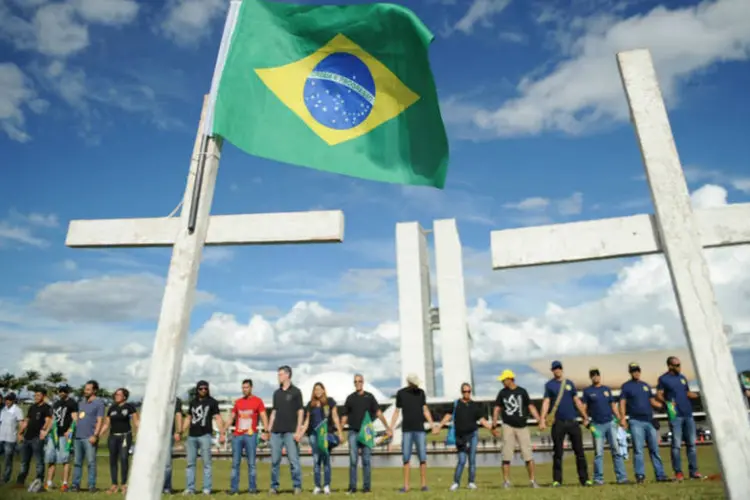 Ato de policiais: agentes promoveram abraço em torno de cruzes e cantaram Hino Nacional (Marcello Casal Jr./Agência Brasil)