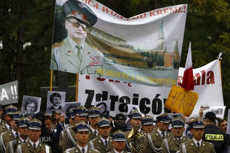 Protesto contra Wojciech Jaruzelski em seu funeral: general morreu no domingo aos 90 anos (Kacper Pempel/Reuters)