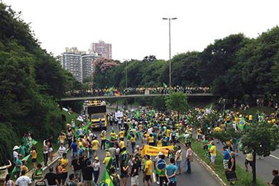 Cerca de 30 mil pessoas protestam no Parcão, em Porto Alegre