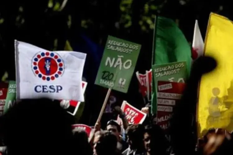 Manifestantes portugueses protestam no centro de Lisboa: país tem crise econômica e política (Patricia de Melo Moreira/AFP)