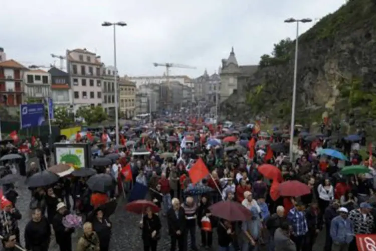 
	Trabalhadores portugueses protestam: os trabalhadores do metr&ocirc; lisboeta protestam contra a redu&ccedil;&atilde;o salarial e o corte nos pagamentos extra de ver&atilde;o e natal
 (Miguel Riopa/AFP)