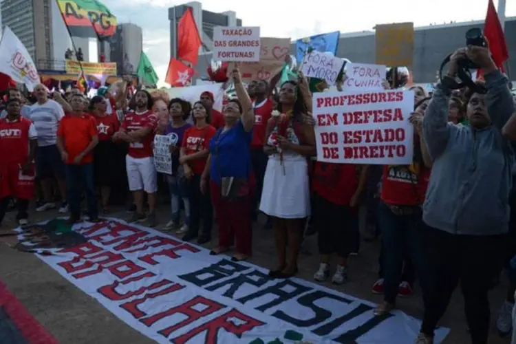 
	Manifesta&ccedil;&atilde;o: a estimativa &eacute; da Pol&iacute;cia Militar, que informou ainda que cerca de 250 policiais fazem a seguran&ccedil;a do local
 (Wilson Dias / Agência Brasil)