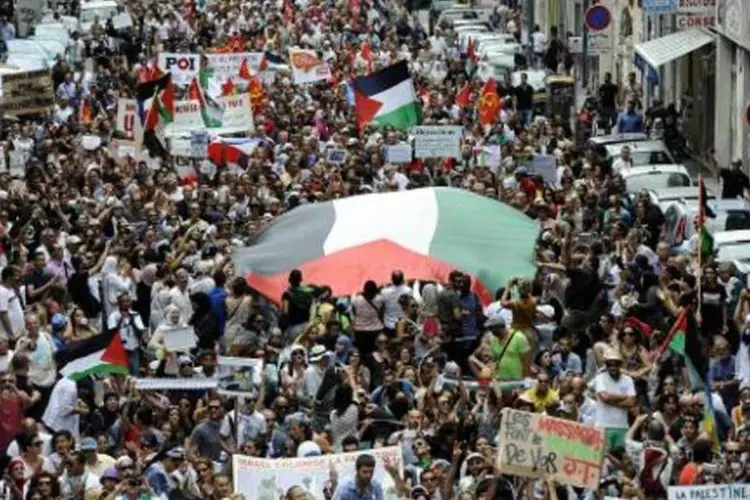 Milhares de manifestantes protestam em Marselha contra a ofensiva de Israel em Gaza (Franck Pennant/AFP)