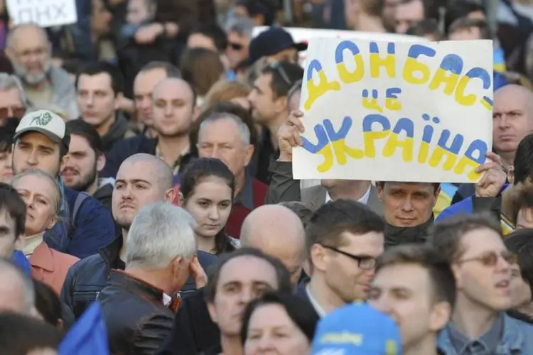 Manifestantes durante um protesto pela manutenção da unidade ucraniana, em Donetsk (Mikhail Maslovsky/Reuters)