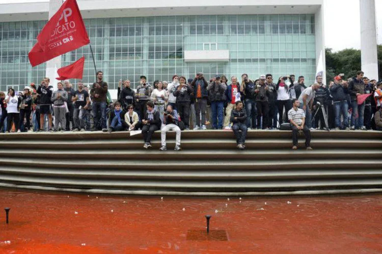 
	Durante a passeata em Curitiba, os professores novamente tingiram de vermelho as &aacute;guas do chafariz em frente ao Pal&aacute;cio Igua&ccedil;u, sede do governo do Paran&aacute;
 (Wilson Dias/Agência Brasil)