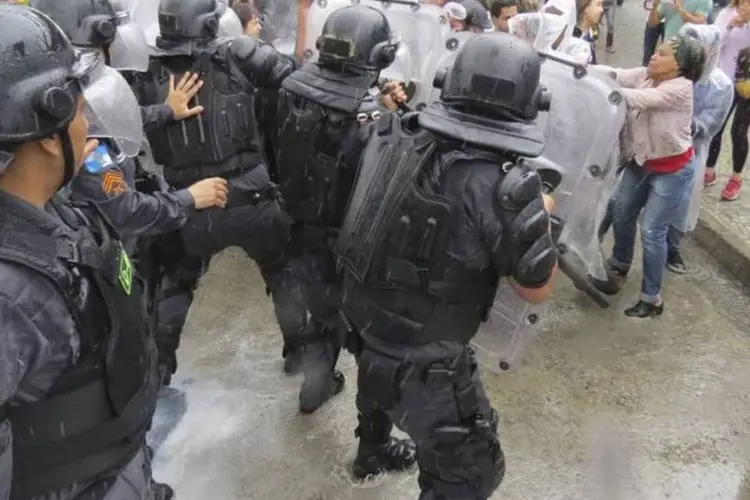 Protesto de professores: PM reprimiu com bombas de gás e golpes de cassetetes (Vladimir Platonow/Agência Brasil)