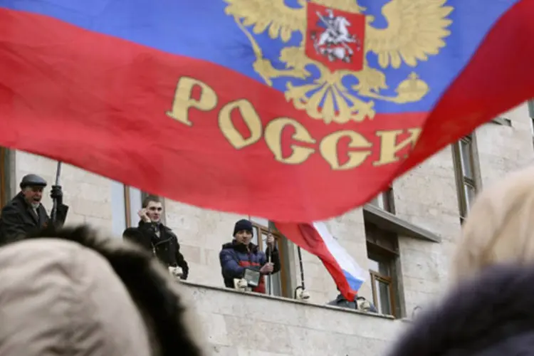 
	Manifestantes pr&oacute;-R&uacute;ssia fazem um protesto em um pr&eacute;dio do governo regional em Donetsk: Gubaryev &eacute; suspeito de tentar conduzir um golpe contra o governo e invadir pr&eacute;dios p&uacute;blicos
 (Valeriy Bilokryl/Reuters)