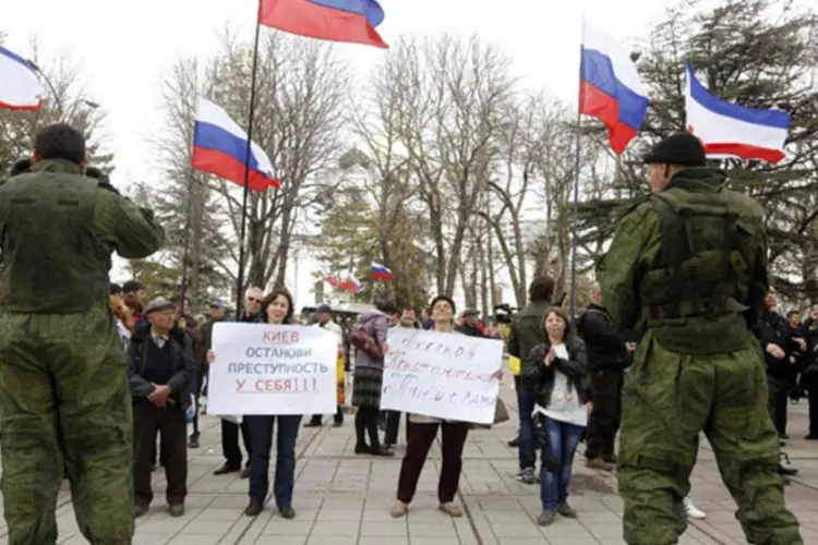 
	Manifestantes pr&oacute;-R&uacute;ssia na regi&atilde;o da Crimeia: Burkhalter alertou que mudar a Constitui&ccedil;&atilde;o da Ucr&acirc;nia e discutir autonomia para regi&otilde;es levam tempo
 (Vasily Fedosenko/Reuters)