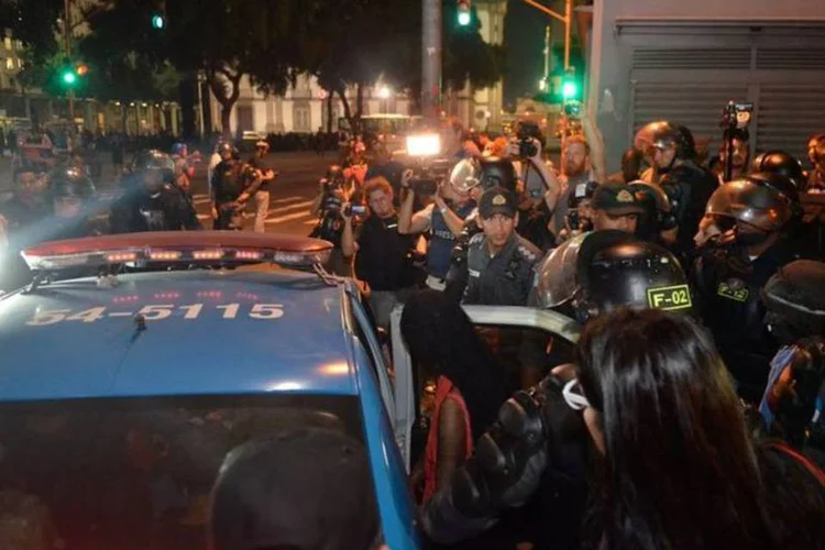 
	Protesto no Rio: pol&iacute;cia cogitou levar para delegacia &ocirc;nibus e passageiros que estavam nele
 (Tomaz Silva/Agência Brasil)