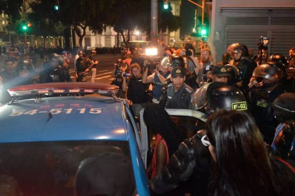 PM prende quatro e impede ônibus de ir para Copacabana