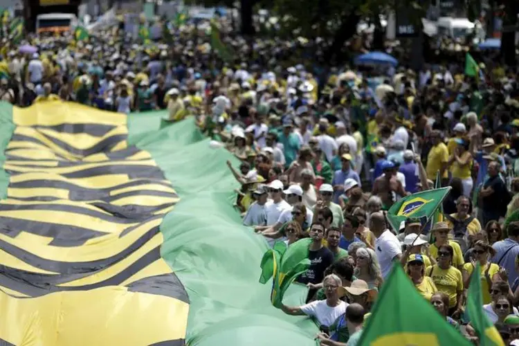 Manifestantes seguram bandeira com palavra impeachment no Rio de Janeiro - 13/12/2015 (Reuters)