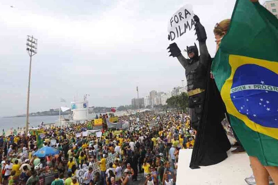 Jovem pedindo intervenção militar é hostilizado no Rio