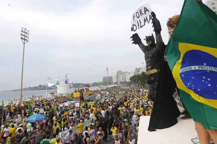 
	Manifestantes em ato na praia de Copacabana: Estudante foi chamado de &quot;infiltrado do PT&quot; por manifestantes que criticam o governo
 (REUTERS/Ricardo Moraes)
