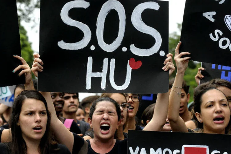 
	Protesto em frente ao Hospital Universit&aacute;rio Clementino Fraga Filho &ndash; HUCFF
 (Tânia Rêgo/Agência Brasil)