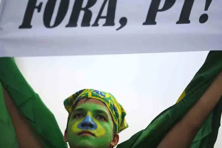 
	Manifesta&ccedil;&atilde;o no Rio: homem segura placa com os dizeres &quot;Fora PT&quot; em protesto na praia de Copacabana, no dia 15 de mar&ccedil;o.
 (REUTERS/Ricardo Moraes)