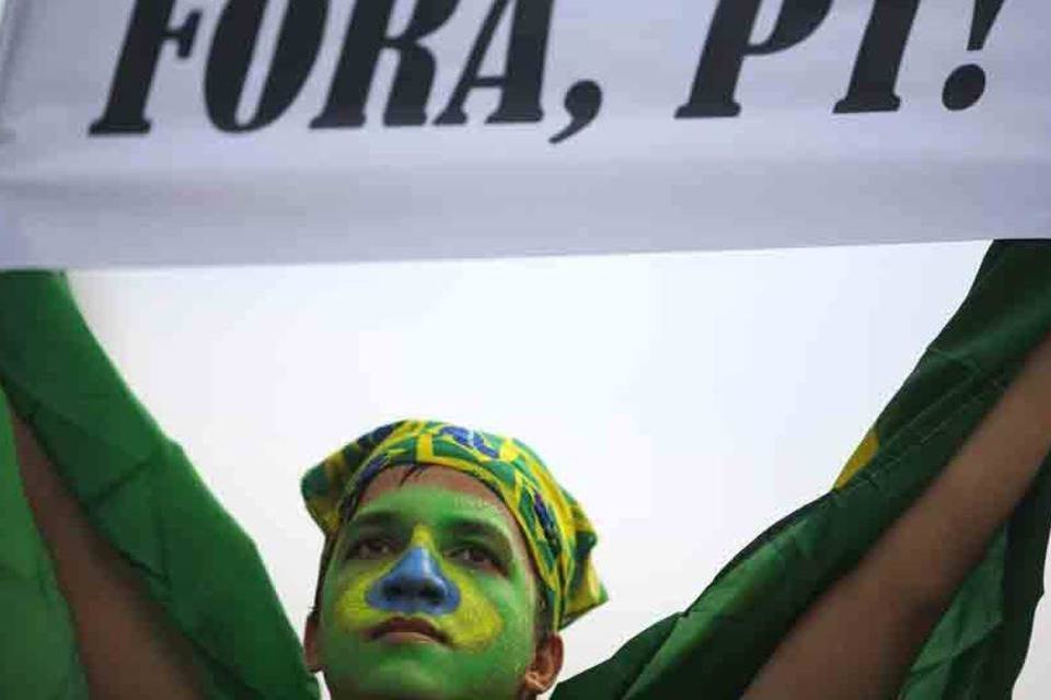 Movimento Vem Pra Rua termina ato com hino nacional no Rio