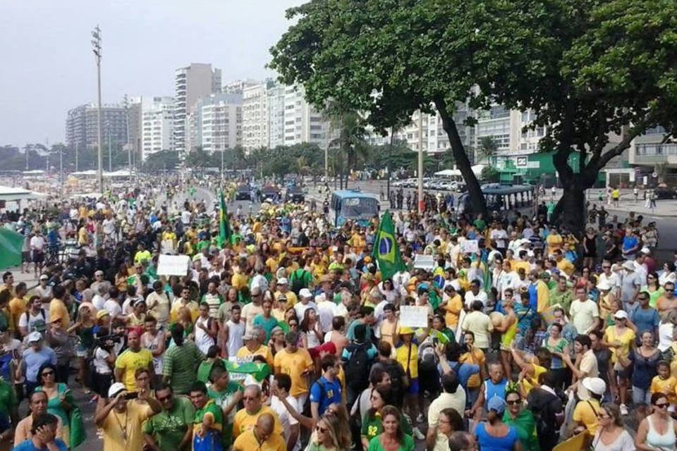 Manifestantes se reúnem em Copacabana para passeata