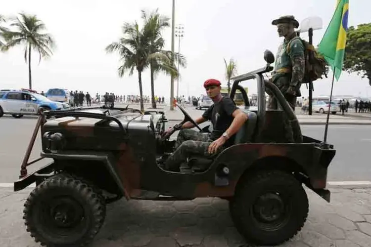 
	O militar da reserva do ex&eacute;rcito brasileiro, Marcelo Couto (centro), posa para foto
 (REUTERS/Sergio Moraes)