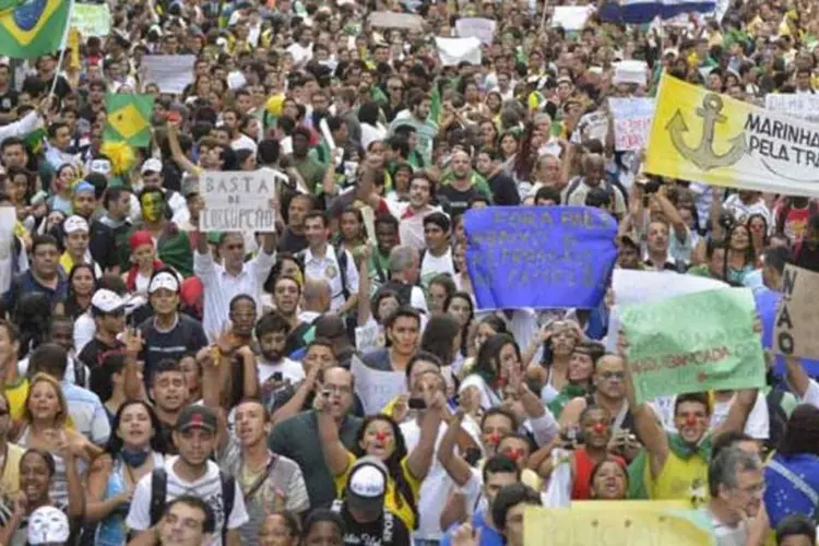 
	Milhares de pessoas protestam no Rio de Janeiro:&nbsp;em nota, o Tribunal de Justi&ccedil;a do Estado do Rio de Janeiro informou que n&atilde;o ir&aacute; se pronunciar sobre o assunto, porque ainda n&atilde;o recebeu a den&uacute;ncia.
 (Reuters)