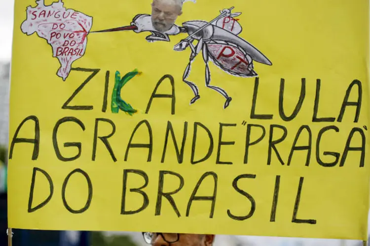 
	Protesto no Rio: cada um dos cinco grupos organizadores fazia discursos inflamados contra Dilma e o PT
 (Ricardo Moraes/Reuters)