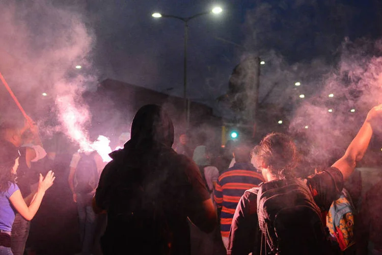 
	Protestos: a nova lei permitir&aacute; que professores com no m&iacute;nimo 3 anos de experi&ecirc;ncia na rede p&uacute;blica se candidatem &agrave; vaga de diretor
 (Tomaz Silva/ Agência Brasil (24/05/2016))